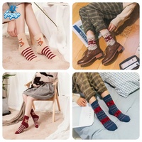 Chaussettes de Noël chaudes pour femmes, en polaire douce, avec semelles antidérapantes, idéales pour les fêtes, en lot cadeau