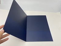 Carpeta de Presentación Personalizada Azul Marino con Logotipo Plateado en Relieve para Propuesta Comercial