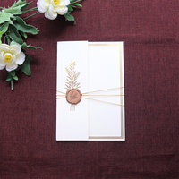 Pochette en papier avec fleur dorée en feuille d'or, prix de gros bon marché en stock | Sceaux de cire et cartes principales en PVC pour la décoration de mariage