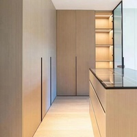 Armoire de chambre à coucher au design moderne avec porte en verre, console avec miroir