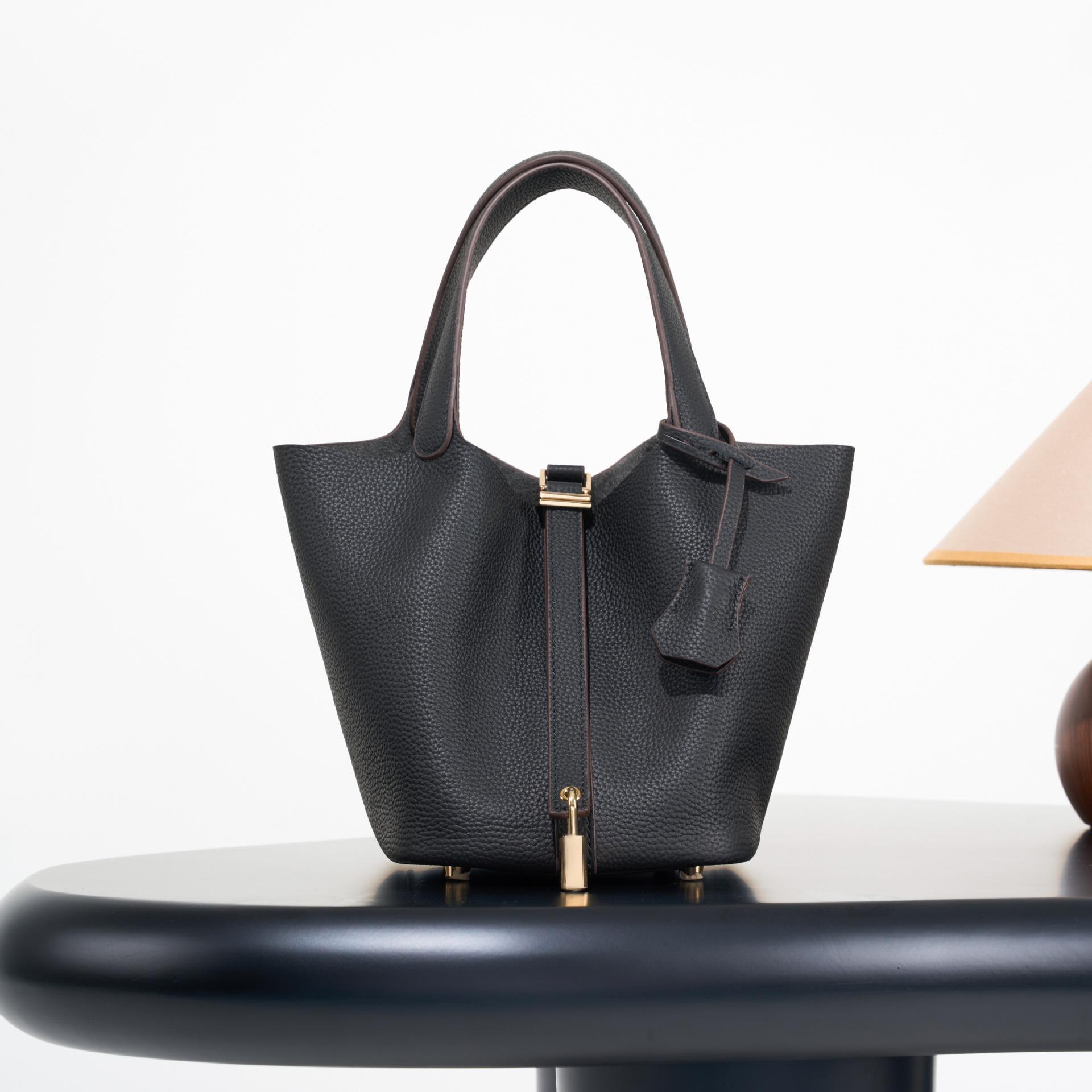 Boucle en or noir