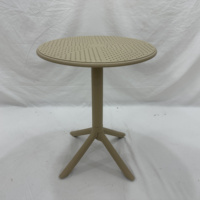 Table d'appoint ronde d'extérieur en plastique avec trous, table de patio légère sur piétement, table de bistrot décorative avec 4 pieds pour balcon et jardin