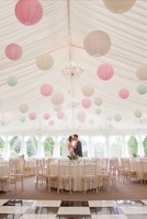 Lanternes en papier rondes blanches, abat-jour suspendu en papier de riz pour la décoration de mariage