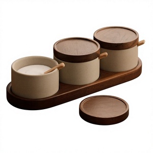 Pot à épices en céramique de style japonais avec couvercle en acacia, plateau et cuillère, ensemble de pots à assaisonnements de qualité alimentaire pour sel, sucre, poivre et épices - Product Image 1