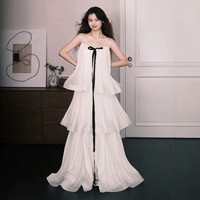 Robe de soirée longue plissée à volants sans bretelles blanche pour femme avec nœud en ruban noir, idéale pour les mariages et événements spéciaux, marque privée OEM