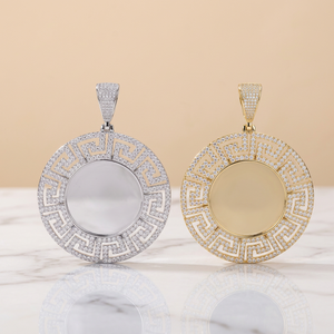 Colgante de Diamante Cultivado en Laboratorio con Diseño Griego, Medallón Personalizado con Incrustaciones de Diamantes, Joyería Fina de Lujo - Product Image 1