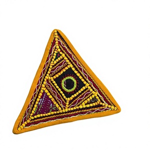 Patch de col brodé fleuri Banjara fait main, ethnique, à coudre sur toile, vente en gros - Product Image 1