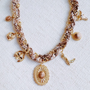 Collar con colgante de bufanda estilo Encanto del Desierto del Oeste Salvaje - Product Image 5