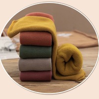 Chaussettes de neige à rayures verticales dans le tube moyen épaissi et chaussettes personnalisées de couleur unie d'hiver en velours