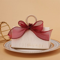 Boîte à bonbons de luxe pour mariage, boîte cadeau souvenir triangulaire créative à tenir en main avec anneau en bois et ruban pour les faveurs de fête de fiançailles