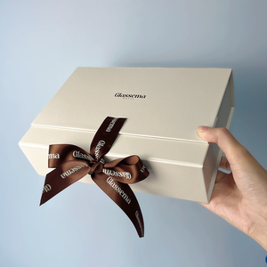 Caja de Regalo Magnética Beige de Alta Calidad con Logotipo Personalizado, Cajas con Tapa Abatible y Cierre Magnético con Cinta - Product Image 1