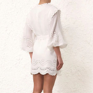 Le fabricant conçoit des mini-robes élégantes à manches longues, brodées ajourées, et des mini-robes en lin sur mesure. - Product Image 2