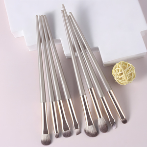 Ensemble de 8 pinceaux de maquillage pour les yeux en fibres synthétiques de qualité supérieure - Manche <span class=keywords><strong>argenté</strong></span>, application précise pour les fards à paupières, les sourcils et l'<span class=keywords><strong>eye</strong></span>-<span class=keywords><strong>liner</strong></span> - Product Image 2