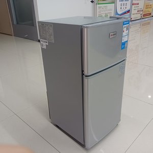 Réfrigérateur-congélateur à double porte de petite capacité 68L, congélateur en haut et réfrigérateur en bas, en stock - Product Image 2