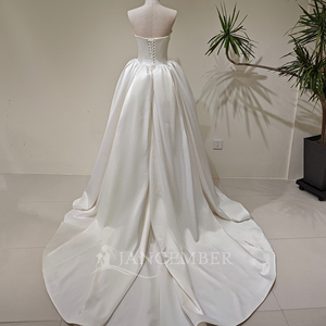 Vestido de Novia Moderno y Minimalista LY160, Estilo Princesa, Cuello Barco, Satinado, con Apliques de Flores de Cristal y Encaje, y Pañuelo - Product Image 3