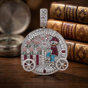 Colgante de Lujo de Oro de 18K con Moissanita, Diseño de Dibujos Animados, Engaste de Bisel, Joyería Unisex para Regalo, Corte Brillante Redondo - Product Image 1