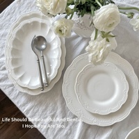 Service de vaisselle en céramique blanc classique moderne de style français Elizabeth Relief – Assiettes, bols, tasses, soucoupes, plateaux ovales – Compatible micro-ondes