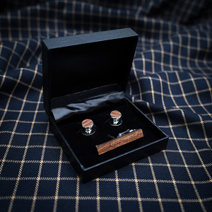 Juego de <span class=keywords><strong>gemelos</strong></span> y clip de corbata de madera personalizado hecho a mano al por mayor personalizado <span class=keywords><strong>para</strong></span> padre, marido, <span class=keywords><strong>novio</strong></span>, hombre de negocios - Product Image 2