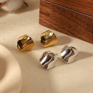 Pendientes geométricos de oro de 18k, plata, titanio y acero para mujer, para uso diario. - Product Image 1