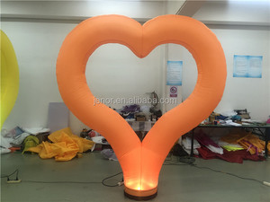 Coeur lumineux géant coloré arc-en-ciel pour décoration de soirée - Product Image 3
