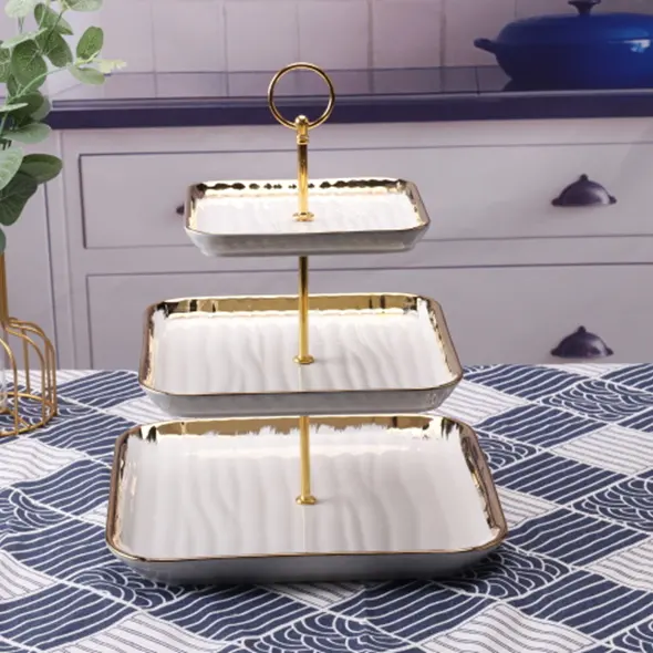 यूरोपीय दोपहर को चाय के चीनी मिट्टी सोना रिम केक प्लेट अनियमित घूर्णन केक शादी की पार्टी कप केक के लिए खड़ा है