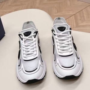 Chaussures de skate de luxe de la même marque et du même style avec sangle. Chaussures de sport classiques en maille élastique pour hommes - Product Image 2