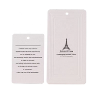 Étiquette suspendue en papier gaufré personnalisée avec cordon en coton pour vêtements, chaussures, sacs et articles vestimentaires