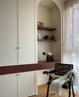 Armoire autoportante de style français peinte sur mesure pour chambre à coucher, meuble de chambre en MDF avec porte, éclairage réglable, armoires pliantes en verre