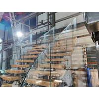 Escalier droit de style villa de luxe avec balustres en verre transparent et marches en bois massif durable