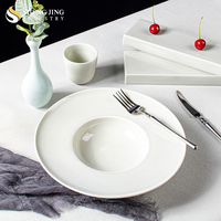 Vente en gros pas cher 11 pouces rond céramique glaçure pâtes profondes plat restaurant hôtel Logo personnalisé beige assiette à soupe