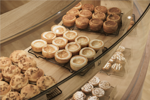 Vetrina curva in legno chiaro per panificio | Base scanalata e vetrina in vetro | Arredo minimalista per panifici <span class=keywords><strong>artigianali</strong></span> - Product Image 4