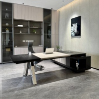 Bureau de direction de luxe à trois tons avec pieds chromés, base de meuble noire et armoire murale pour suite de bureau complète