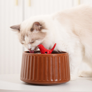 Bebedero de agua para gatos con diseño de pájaro rojo de cerámica, con agua corriente, bebedero automático para gatos que incentiva la hidratación. - Product Image 1