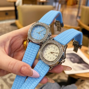 Montre à quartz élégante et luxueuse pour homme avec chiffres arabes, lunette incrustée de diamants, bracelet en silicone gaufré bordeaux, montre étanche - Product Image 4