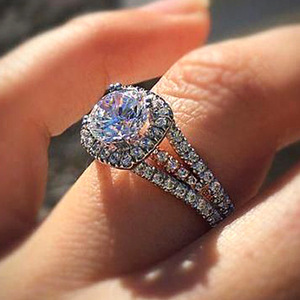 Anello con topazio quadrato colorato completamente intarsiato per donna, elegante gioiello da dito scintillante e alla moda - Product Image 1