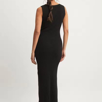 Runwaylove R366 Robe mi-longue moulante sans manches en maille côtelée
