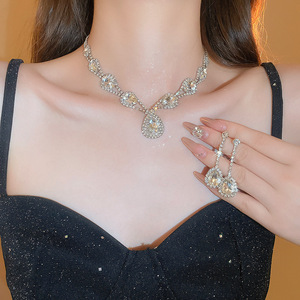 Fête Banquet Mariage Strass Goutte D'eau Pendentif Collier Ensemble Clavicule Chaîne Colliers Boucles D'oreilles Femme Ensemble De Bijoux - Product Image 4