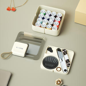 Kit de couture portable Ekomio, carré, compact en plastique, avec aiguilles, fils et outils pour la maison et le dortoir - Product Image 1