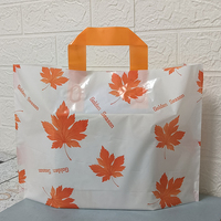 Sacs cadeaux en plastique prêts à être expédiés en gros avec poignée en corde, OEM ODM pour la vente au détail de vêtements et de cadeaux