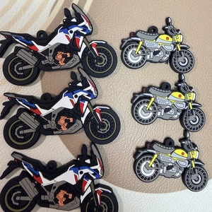 Etiquetas promocionales termoadhesivas para ropa, logotipos 3D de silicona en relieve, etiquetas de silicona, etiquetas de transferencia de calor de PVC para prendas y bolsos - Product Image 2