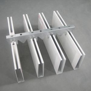 Déflecteur en forme de U en métal de conception moderne avec la suspension de tuyau en aluminium imperméable au feu pour l'<span class=keywords><strong>isolation</strong></span> thermique de <span class=keywords><strong>plafond</strong></span> de balcon de panneau - Product Image 4