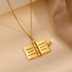 Collana con Ciondolo a Forma di Mini Libro Personalizzabile - Acciaio Inossidabile Placcato Oro 18K, per Coppie, Figlie, Mamme, Figli e Bambini - Product Image 6