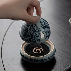 MSH Ru Ware Brûleur d'encens en <span class=keywords><strong>porcelaine</strong></span> bleu et blanc avec motif <span class=keywords><strong>de</strong></span> lotus entrelacés - Product Image 4