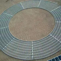 Grille carrée en acier galvanisé robuste antidérapante pour passerelles et plateformes, avec design courbé pour les murs de réservoirs ronds et de conduites