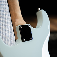 High-quality Custom-made 6-string Electric Guitar 22-fret Poplar Body C-shape Maple Neck Tech Ebony Fingerboard 6-point Tremolo