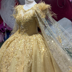 Robe de bal exclusive XS252 en plumes dorées, robe de soirée à paillettes - Product Image 5