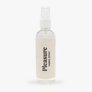 Spray Profumato per Tessuti Pleasure 100ml, Fragranza Rinfrescante per Vestiti e Uso Domestico - Product Image 1