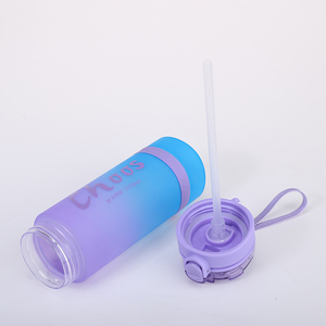 Bouteille d'eau pour enfants avec paille et autocollants de dessin animé Couleurs dégradées Type de paille Bouteille d'eau pour enfants Bouteille de boisson en gros 620ml - Product Image 6