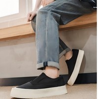Sneakers minimalistes à enfiler : Chaussures décontractées de luxe à semelle épaisse en beige, alliant confort de haut niveau et style rétro design.