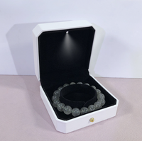 Boîtier carré en PU blanc mat avec structure à rabat, doublure en flocage noir, couvercle à rabat, perles lumineuses LED intégrées, aimant haut de gamme